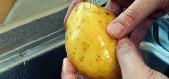 washing potato