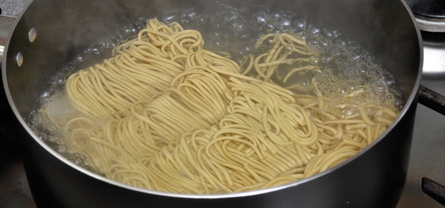 Boiling noodles
