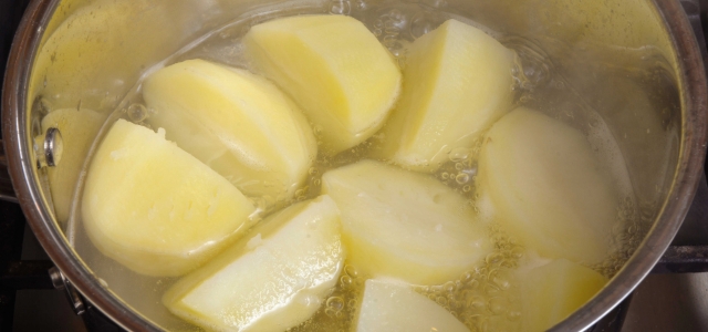 Boiling potatoes