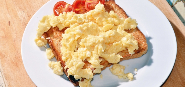 scrambled eggs on toast